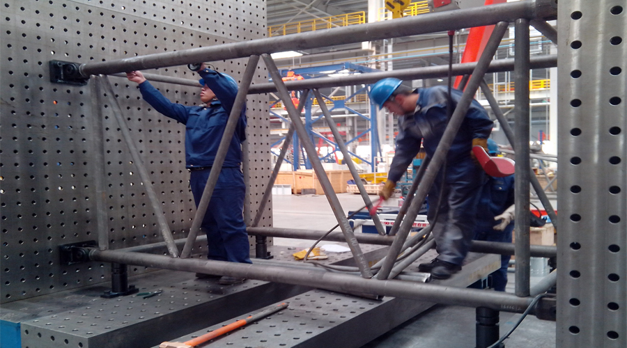 东莞三威塔吊起重机节臂架通用柔性组对焊接工装应用
